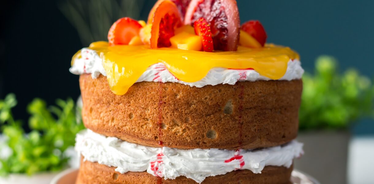 Eine reicht dekorierte Torte mit Orangen und Cremefüllung