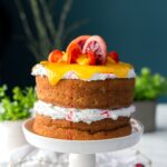 Eine reicht dekorierte Torte mit Orangen und Cremefüllung