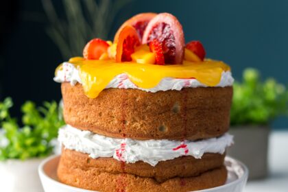 Eine reicht dekorierte Torte mit Orangen und Cremefüllung