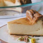 Ein Stück Käsekuchen auf dem Teller