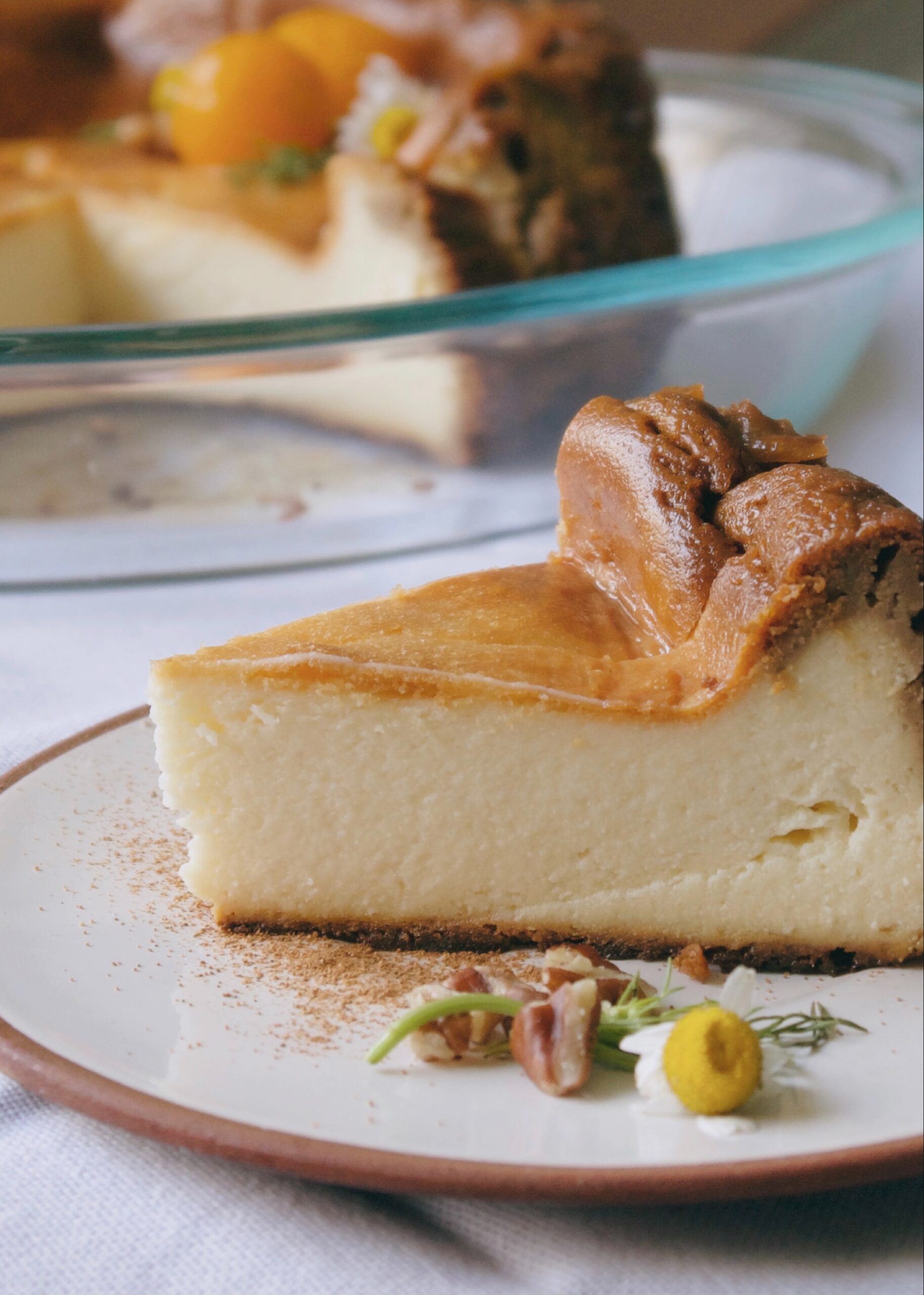 Ein Stück Käsekuchen auf dem Teller